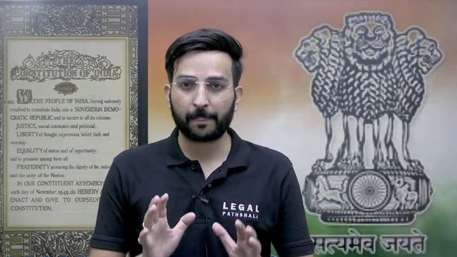'पढ़े-लिखे नेता को वोट देना' कहने पर शिक्षक को क्यों हटाया?